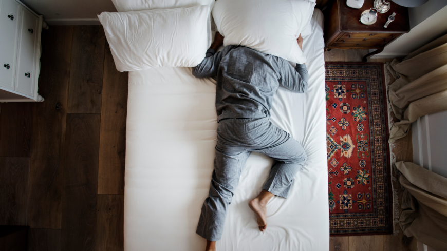 Rapporten bygger på 2 700 svar och visar att hela 74 procent har lidit av sömnproblem det senaste året.  Foto: Shutterstock